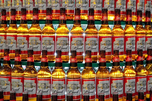 Budweiser arkadan aydınlatmalı bira şişeleri