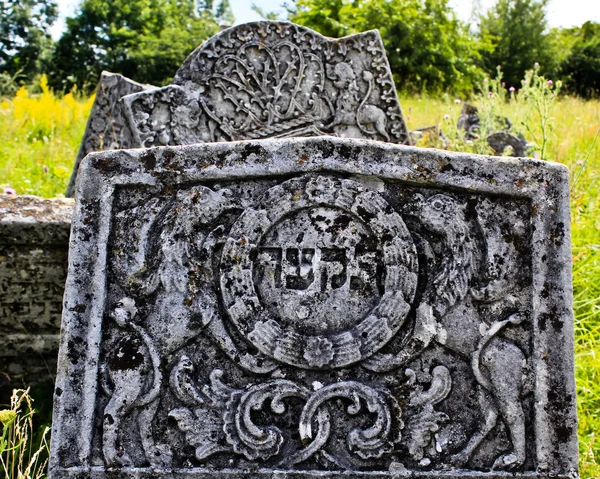 Pietre tombali nel vecchio cimitero ebraico — Foto Stock