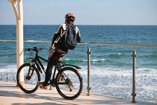 Bisikletçi görünümü gözlemler