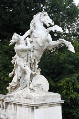 Doğal Tarih Müzesi önünde at heykeli