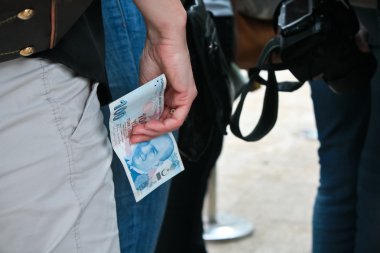 Kadın el ile Türk parası