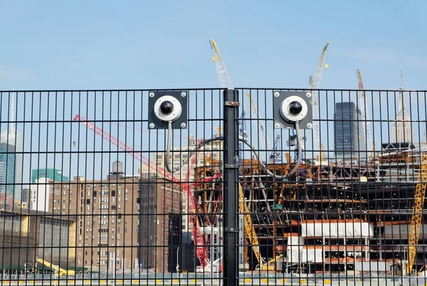 CCTV-kameror på ett staket runt byggarbetsplatsen — Stockfoto