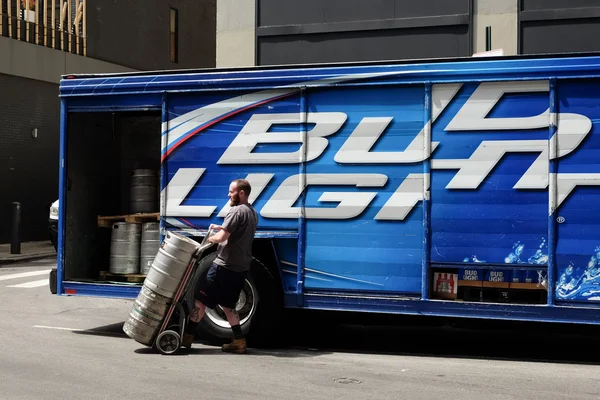 Teslimat işçi bira varil ile