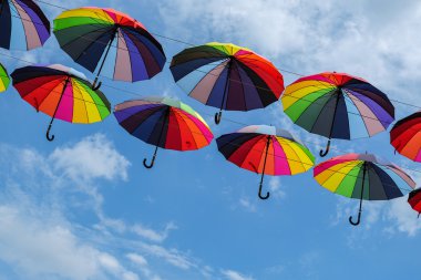 Gökkuşağının renkleri ile renkli şemsiyeler