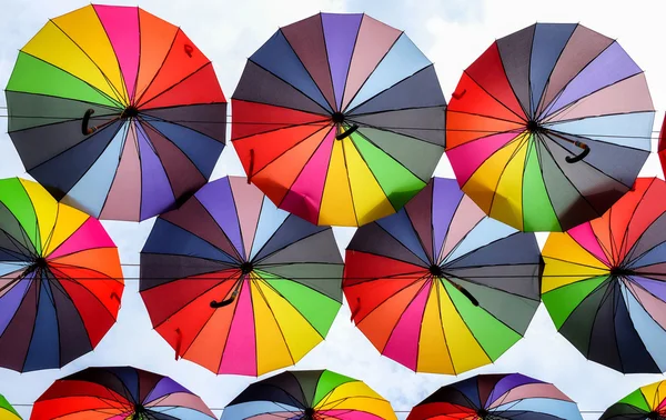 Bunte Regenschirme mit Regenbogenfarben — Stockfoto