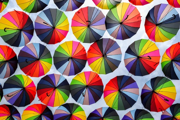 Цветные зонтики с цветами радуги — стоковое фото