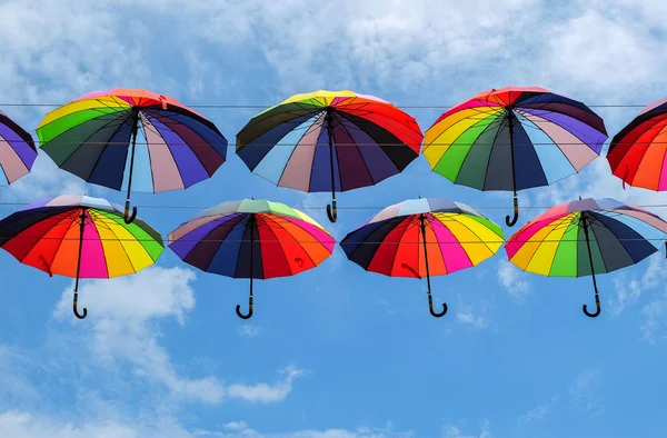 Цветные зонтики с цветами радуги — стоковое фото