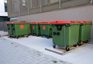 yeşil çöp bidonları