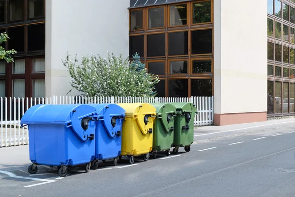 Geri dönüşüm çöp bidonları