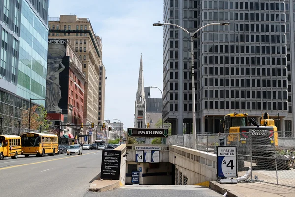 Cadde görünümü ve Philadelphia girişte otopark