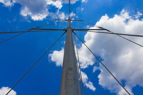 Mât contre le ciel — Photo