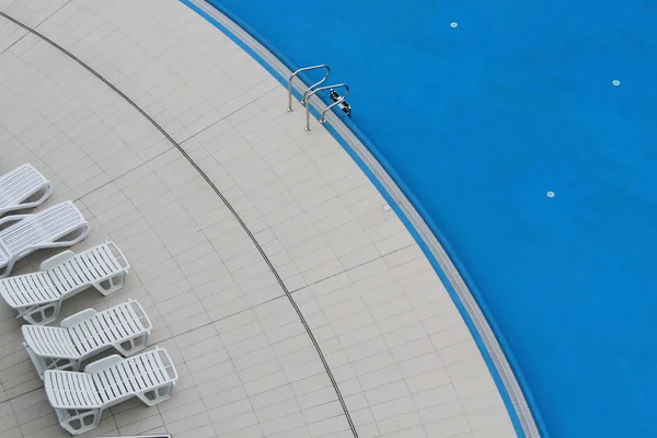 Piscine et chaises longues — Photo