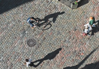 Yukarıdan görünen insanlar