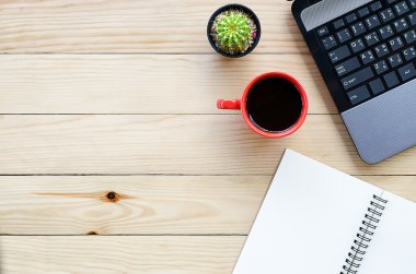 Ofis resepsiyon masası dizüstü bilgisayar ile