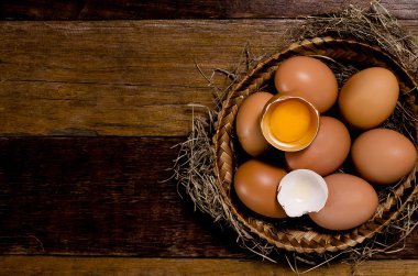 Karanlık vintag üzerinde yumurta