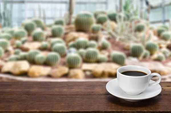 Eine Tasse Kaffee auf einem rustikalen Holztisch — Stockfoto