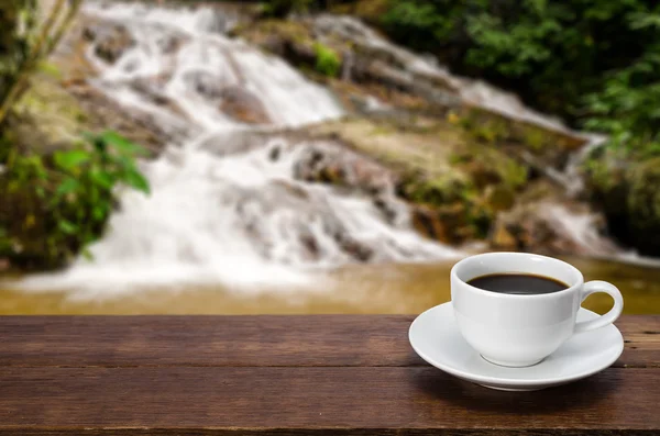 Une tasse de café sur un bois rustique — Photo