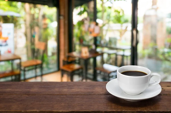 Eine Tasse Kaffee auf einem rustikalen Holztisch — Stockfoto