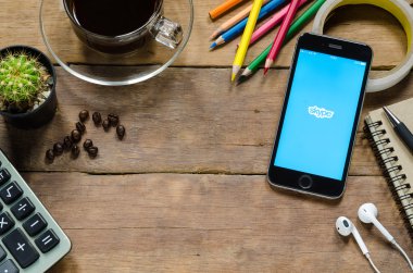 Skype uygulamaları üzerinde iPhone 6s gösterilen.