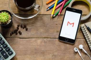 Google posta uygulamaları iPhone 6s gösterilen.