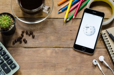 Wikipedia apps iPhone 6s gösterilen.