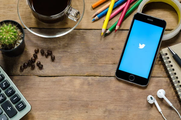 Twitter aplikacji na iphone 6s. — Zdjęcie stockowe