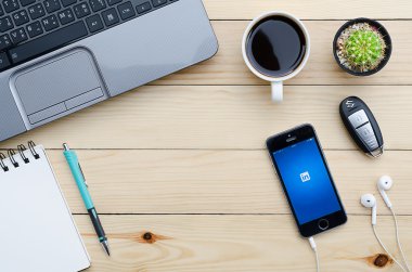 iphone 5s'te gösterilen Linkedin uygulamasının ekran görüntüsü.