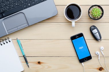 iphone 5s'te gösterilen skype uygulamasının ekran görüntüsü.