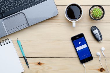 iphone 5s gösteren Facebook uygulamasıekran görüntüsü