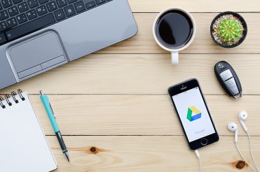 iphone 5s gösteren Google sürücü uygulamasıekran görüntüsü.