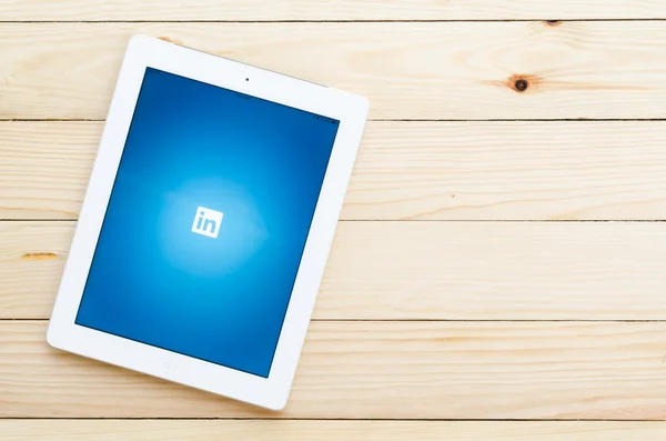 Ipad 4 打开LinkedIn应用程序 — 图库照片