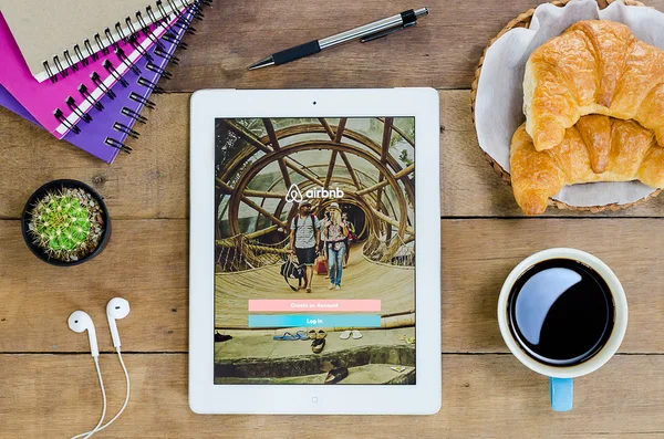 Ipad 4 açık Airbnb uygulaması
