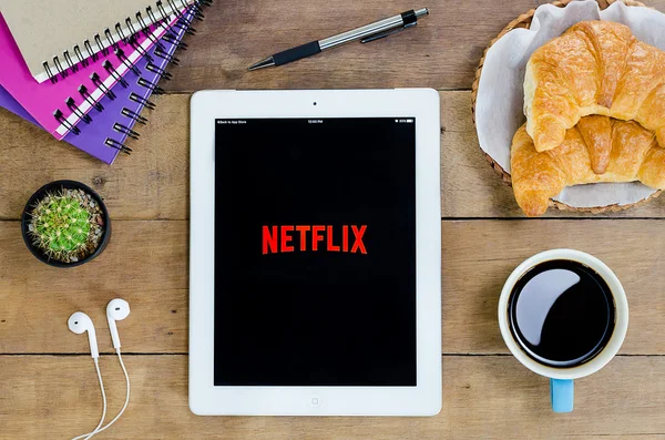 IPad 4 open Netflix application — Stock Photo, Image