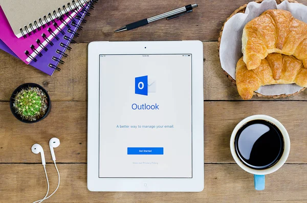 IPad 4 open Microsoft Outlook application — Stock Photo, Image