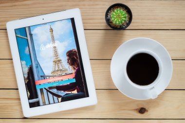  Ipad 4 açık Airbnb uygulaması