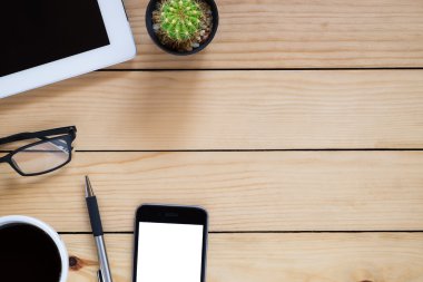 Office çalışma alanı boş ekran tablet ile,