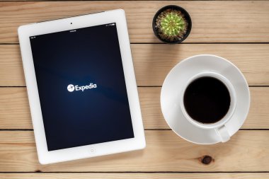 Ipad 4 açık Expedia uygulaması