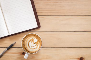 Boş defter kalem ve kahve ile