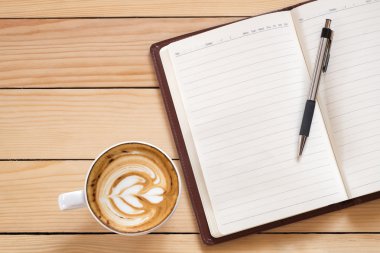 Boş defter kalem ve kahve ile