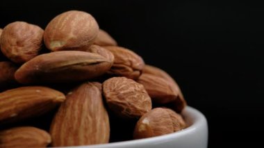 Siyah arkaplanda badem cevizi döndürme, kapat.
