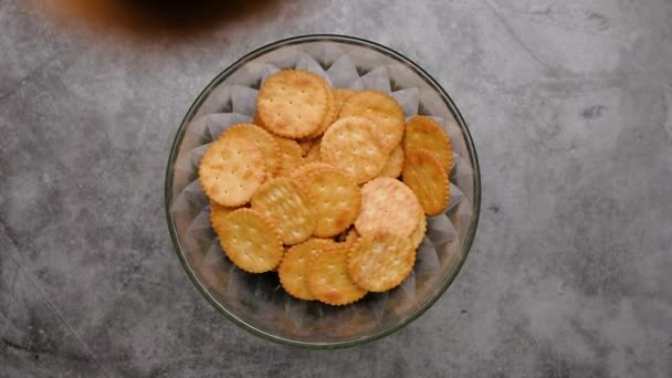 Vista Superior Cayendo Galletas Galletas Tazón Cámara Lenta — Vídeo de stock