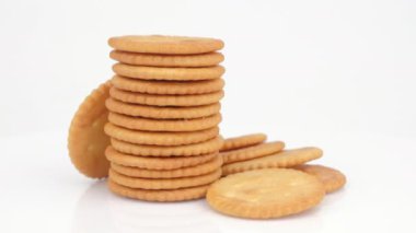 Bisküvi Kurabiyeleri beyaz arkaplanda izole edilmiş, döndürme çekimi.