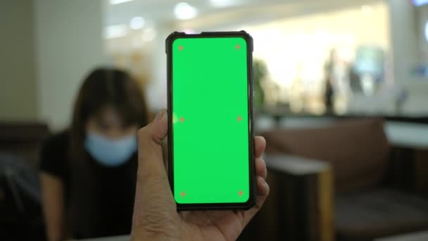 Man Hand Hålla Smart Telefon Med Kroma Nyckel Grön Skärm — Stockvideo