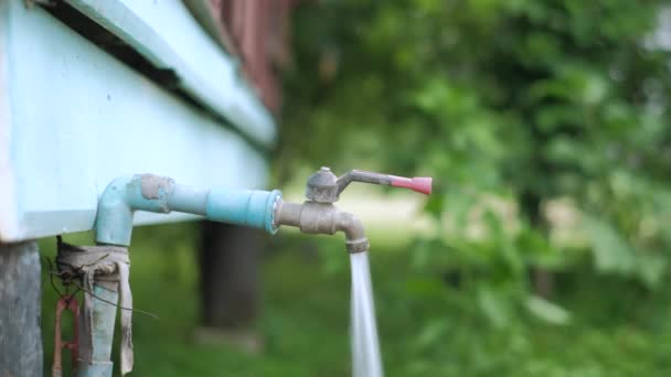 Mano Asiática Cierra Grifo Agua Apagando Agua Cuando Está Uso — Vídeo de stock