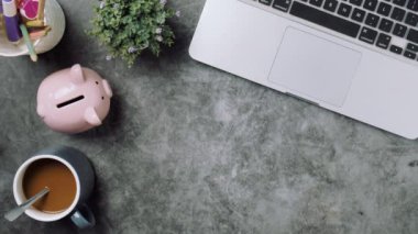 Üst görünüm, modern masadaki renkli anahtar yeşil ekran görüntülü akıllı telefon kullanan erkek elleri.