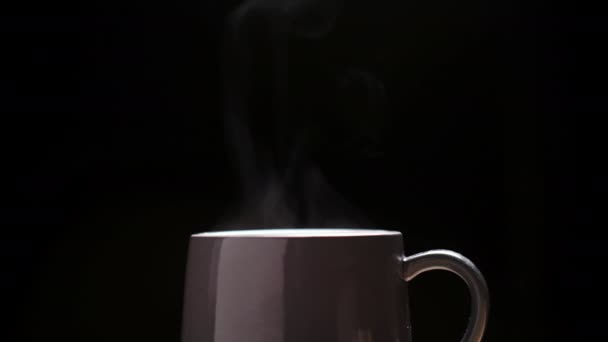 Cercanía Copa Café Café Con Humo Aislado Sobre Fondo Negro — Vídeo de stock