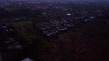 Asya köyünün yukarısındaki sisli gündoğumunun ters görüntüsü oluşturuluyor, Altın Saat.