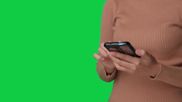 Mão Mulher Asiática Usando Smartphone Chave Chroma Fundo Tela Verde — Vídeo de Stock