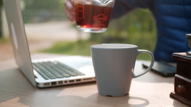 Häll Varmt Kaffe Kopp Morgonen Drip Bryggning Kaffe Koncept — Stockvideo