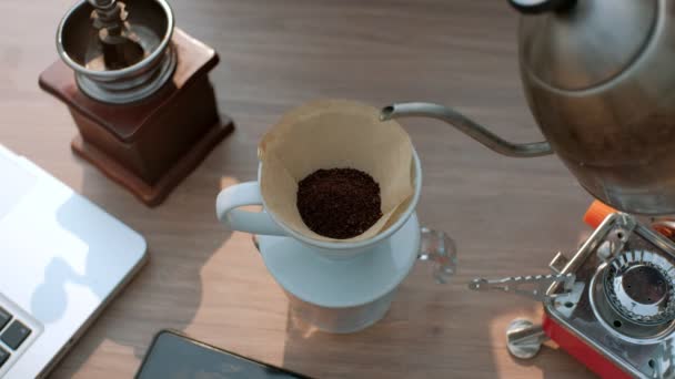 Mãos Homem Derramando Água Quente Chaleira Chão Café Torrado Com — Vídeo de Stock